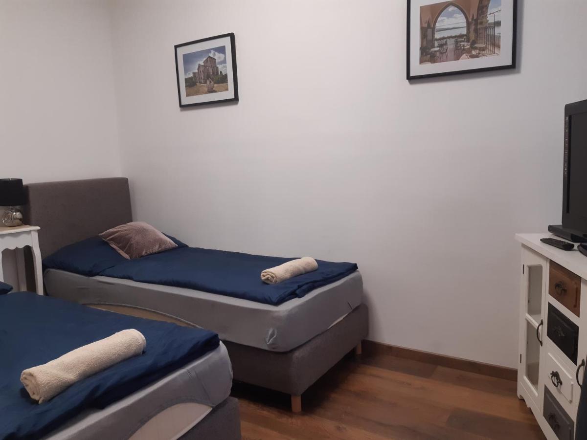 Varalja Apartman Tata Zewnętrze zdjęcie
