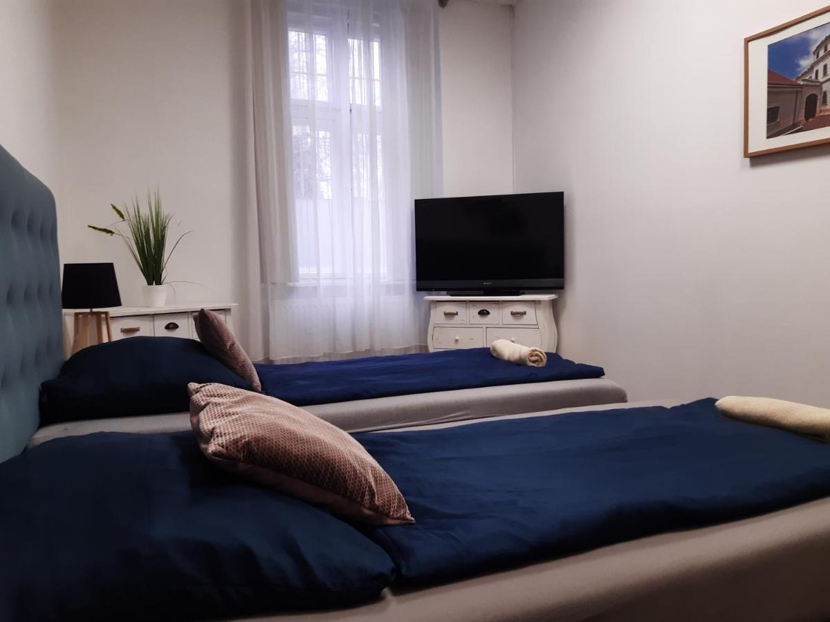 Varalja Apartman Tata Zewnętrze zdjęcie