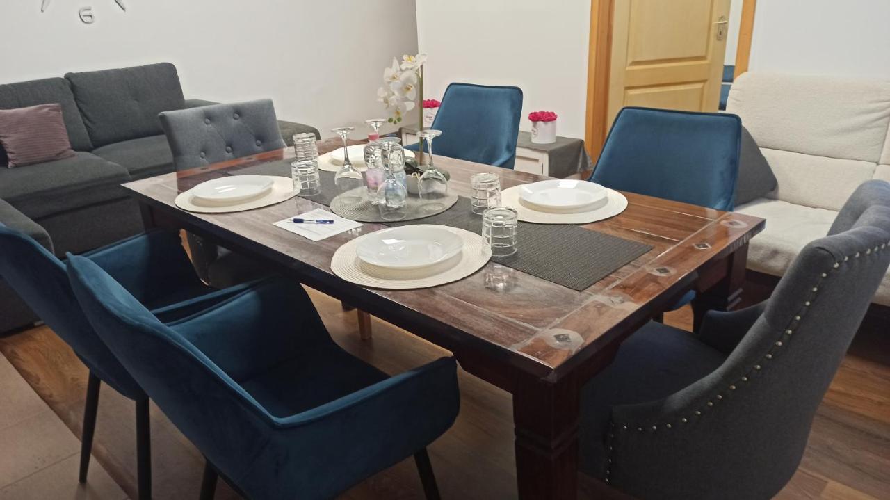 Varalja Apartman Tata Zewnętrze zdjęcie
